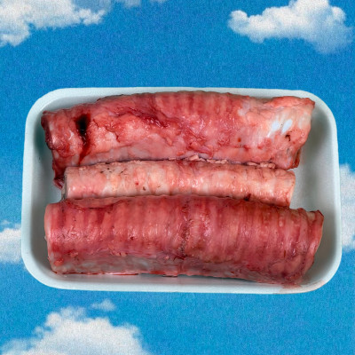 Трахеи говяжьи Трахеи говяжьи Трахея - это, проще говоря, дыхательная трубка, чистый хрящ, постный, без мясного и жирового остатка. Трахея говяжья очень ценный продукт в рационе собаки с самого молодого возраста.