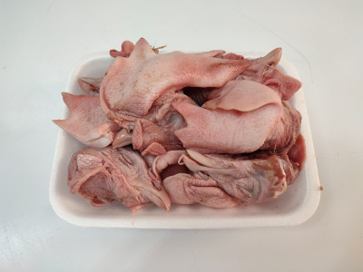 Головы куриные Куриные головы имеют благоприятное для организма собаки соотношение белков, жиров и углеводов. 