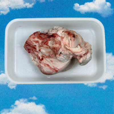 Кость суставная В рационе молодой собаки должны присутствовать сырые кости. Кости дают собакам не только для забавы - они необходимы для укрепления и развития челюстного аппарата, улучшения моторики кишечника и функции околоанальных желез.