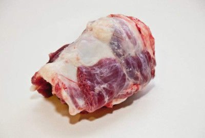Калтык говяжий Говяжий калтык является удачной находкой для кормления собаки :  состоит практически полностью из мягких хрящевых тканей и мяса.