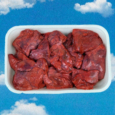 Лёгкое говяжье Легкое относится к субпродуктам второй категории. Это диетическая еда, особенно хорошо подходит для собак, обладающих нарушениями или изменениями в работе зубочелюстного аппарата. Очень часто используется в качестве прикормки в процессе дрессировки животного.